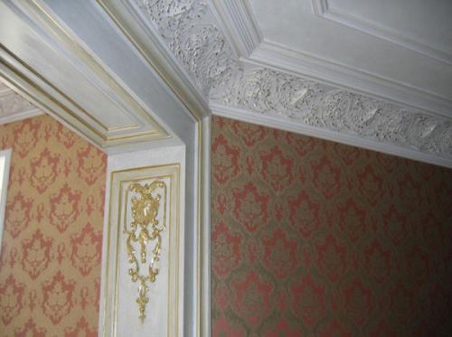 Широкий потолочный плинтус в интерьере. Потолочные плинтуса в интерьере (41 фото). Выбор материала. Варианты для просторных помещений и стандартных квартир. Цвет в дизайне