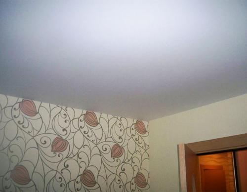 Отвалился плинтус натяжного потолка. Почему нельзя клеить плинтусы к натяжному потолку