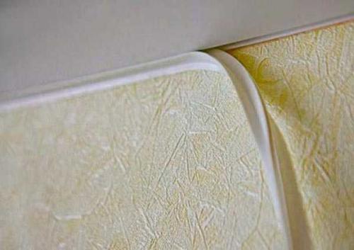 Отвалился плинтус натяжного потолка. Почему нельзя клеить плинтусы к натяжному потолку