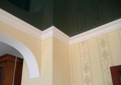 Отвалился плинтус натяжного потолка. Почему нельзя клеить плинтусы к натяжному потолку