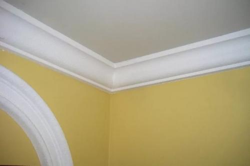 Отвалился плинтус натяжного потолка. Почему нельзя клеить плинтусы к натяжному потолку