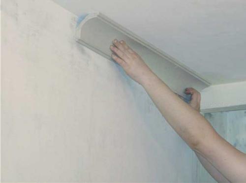 Чем приклеить галтели к обоям. Как приклеить потолочный плинтус на обои – пошаговая инструкция