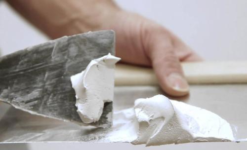 Чем клеить потолочный плинтус из полистирола. Как правильно приклеить потолочный плинтус из пенопласта