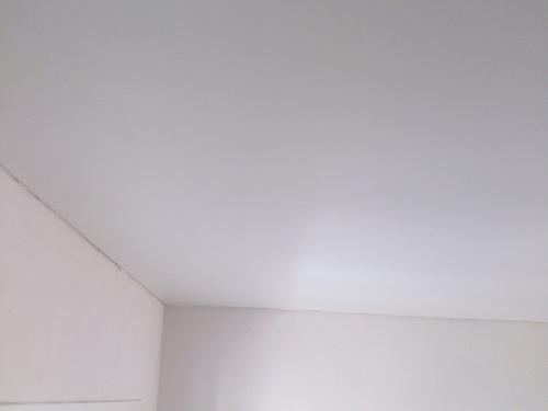 Отвалился плинтус натяжного потолка. Почему нельзя клеить плинтусы к натяжному потолку