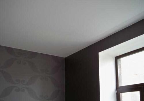 Отвалился плинтус натяжного потолка. Почему нельзя клеить плинтусы к натяжному потолку