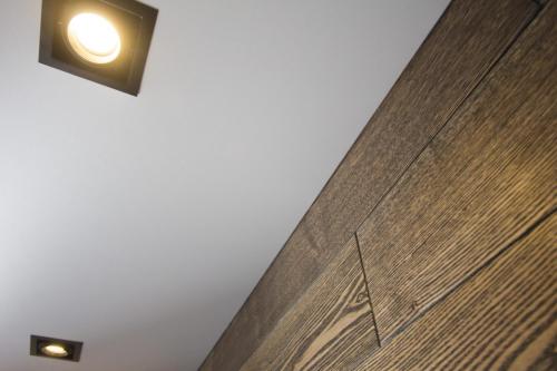 Отвалился плинтус натяжного потолка. Почему нельзя клеить плинтусы к натяжному потолку