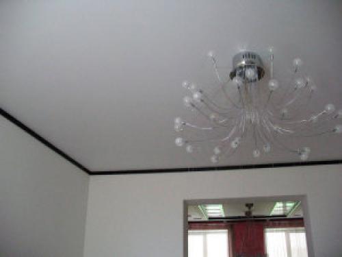 Какой натяжной потолок лучше матовый или сатиновый. Какие натяжные потолки лучше — сатиновые или матовые?