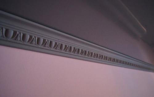 Выбираем потолочные плинтуса для натяжного.. Виды потолочных плинтусов для натяжных потолков