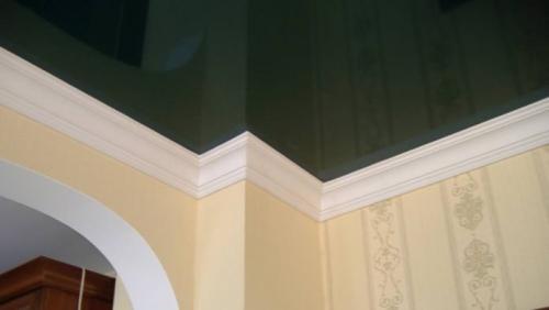 Выбираем потолочные плинтуса для натяжного.. Виды потолочных плинтусов для натяжных потолков