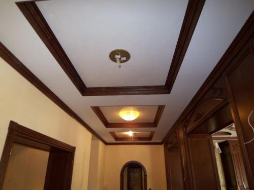 Потолочный плинтус полиуретан или пенопласт. Материалы потолочных плинтусов