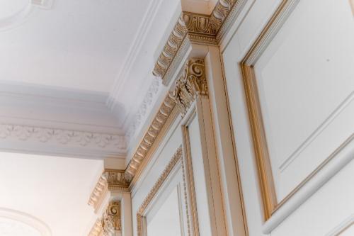 Какой потолочный плинтус лучше. Потолочный плинтус в интерьере 2022: ТОП-40 лучших идей дизайна с фото 09