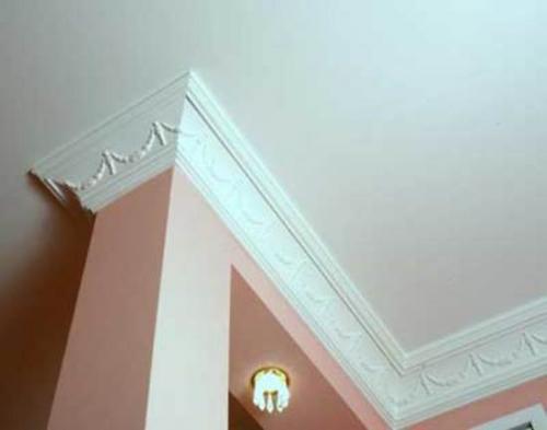 Широкий потолочный плинтус в интерьере