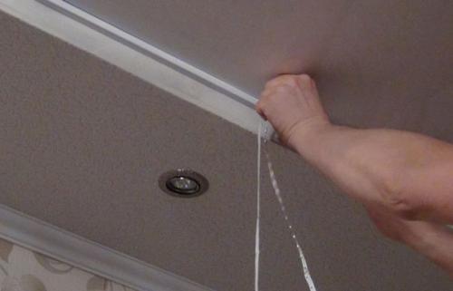 Потолочный плинтус для кухни. Что делать с потолочным плинтусом, если кухонный гарнитур упирается в потолок