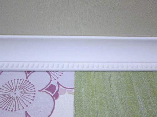 Широкий потолочный плинтус в интерьере