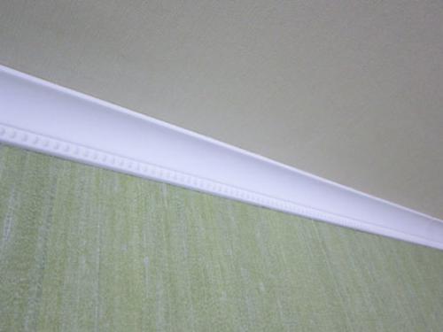 Широкий потолочный плинтус в интерьере