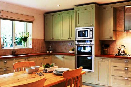 Потолочный плинтус для кухни. Что делать с потолочным плинтусом, если кухонный гарнитур упирается в потолок