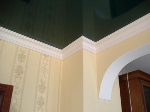 Широкий потолочный плинтус в интерьере