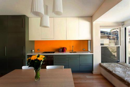 Потолочный плинтус для кухни. Что делать с потолочным плинтусом, если кухонный гарнитур упирается в потолок