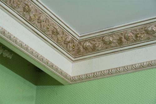 Какой потолочный плинтус лучше. Потолочный плинтус в интерьере 2022: ТОП-40 лучших идей дизайна с фото 11