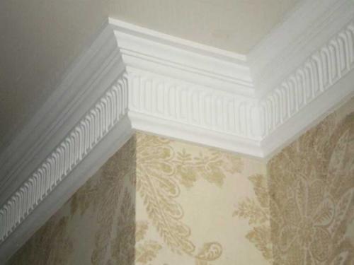 Широкий потолочный плинтус в интерьере