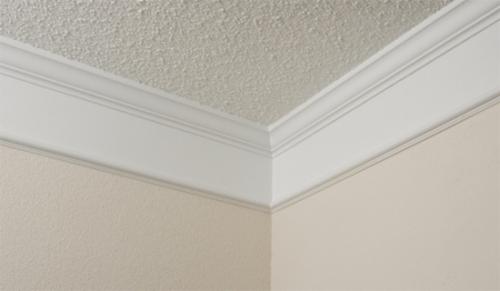 Широкий потолочный плинтус в интерьере