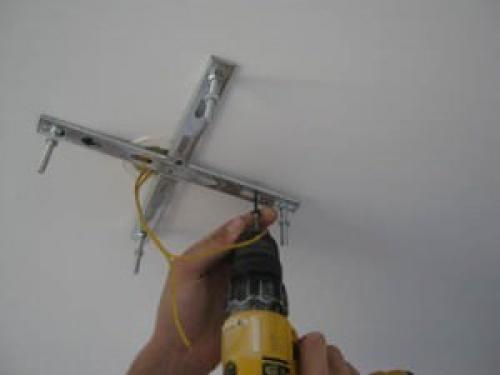 Как повесить люстру на натяжной потолок. Люстра на натяжной потолок – критерии выбора 03 Как повесить люстру на натяжной потолок. Люстра на натяжной потолок – критерии выбора 03