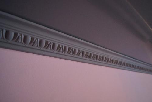 Из какого материала выбрать потолочный плинтус для дома. Материалы потолочных плинтусов