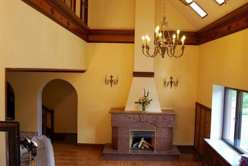 Из какого материала выбрать потолочный плинтус для дома. Материалы потолочных плинтусов 12