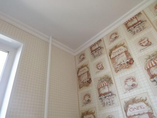 Как декорировать потолочный плинтус. Какой должна быть ширина потолочного плинтуса на стыке стен