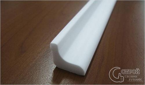 Потолочные плинтуса в интерьере спальни. Потолочный плинтус – советы по выбору материалов и инструкции по поклейке 13