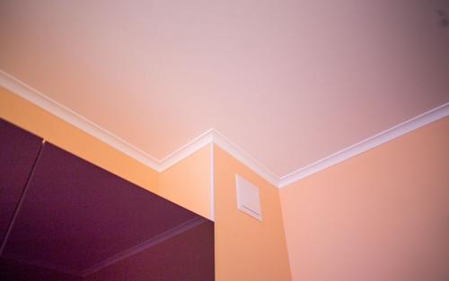 Как декорировать потолочный плинтус. Какой должна быть ширина потолочного плинтуса на стыке стен