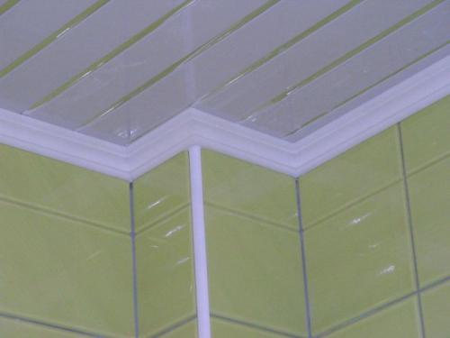 Как декорировать потолочный плинтус. Какой должна быть ширина потолочного плинтуса на стыке стен