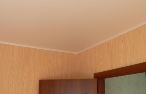 Как декорировать потолочный плинтус. Какой должна быть ширина потолочного плинтуса на стыке стен