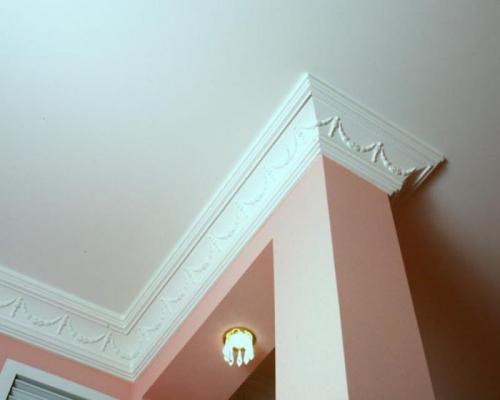 Как декорировать потолочный плинтус. Какой должна быть ширина потолочного плинтуса на стыке стен