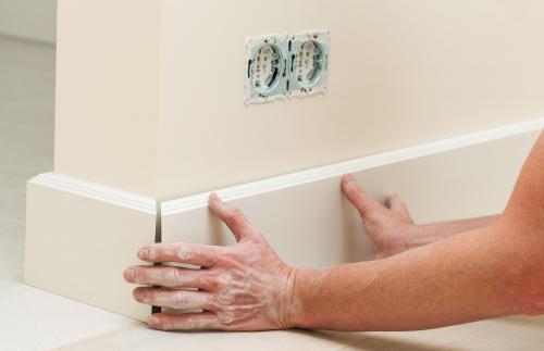 Белые плинтуса пластиковые. Особенности белого пластикового плинтуса в интерьере