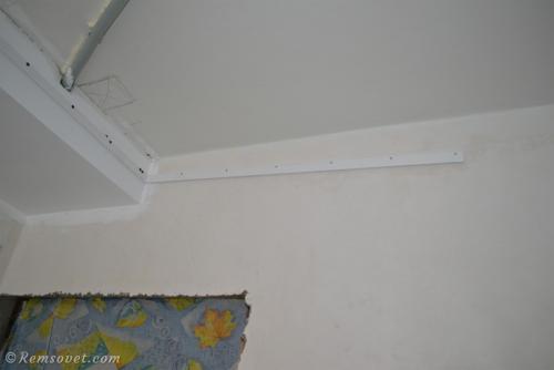 Какой стороной крепить багет для натяжного потолка к стене. Основные разновидности багетных профилей для каркаса натяжного потолка 07 Какой стороной крепить багет для натяжного потолка к стене. Основные разновидности багетных профилей для каркаса натяжного потолка 07