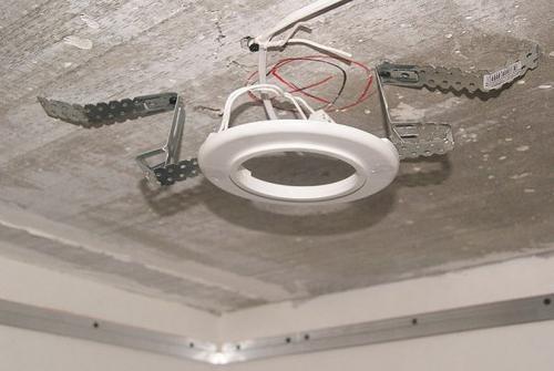 Как установить накладной светодиодный светильник на натяжной потолок. Как выполнить установку светильников?