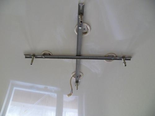 Как повесить люстру на натяжной потолок если нет крюка. Как вешать люстру на натяжные потолки: пошаговая инструкция