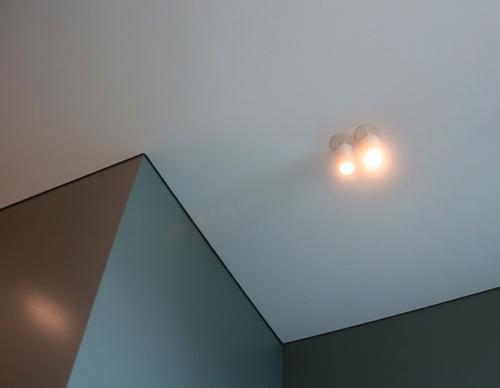 Теневой потолок с подсветкой. Сколько в среднем стоит теневой натяжной потолок