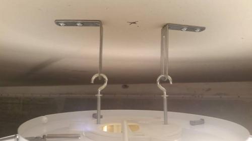 Как подвесить люстру к натяжному потолку на дюбель-бабочку. Монтаж с помощью потолочного крюка