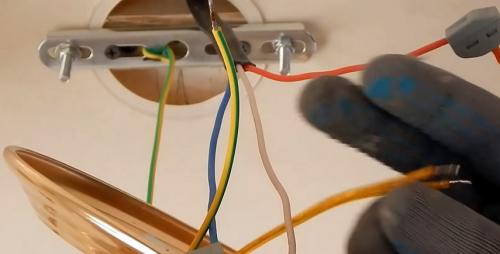 Как повесить светодиодную люстру. Как повесить люстру на натяжной потолок