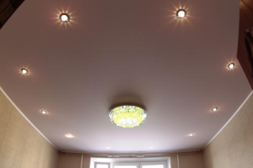 Нужно ли смывать побелку под натяжной потолок. Смывать ли побелку перед монтажом натяжного потолка?