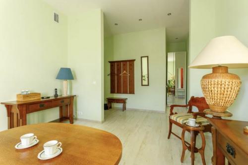 Современный плинтус для пола. Как выбрать плинтусы для пола – 50 фото и гид по выбору