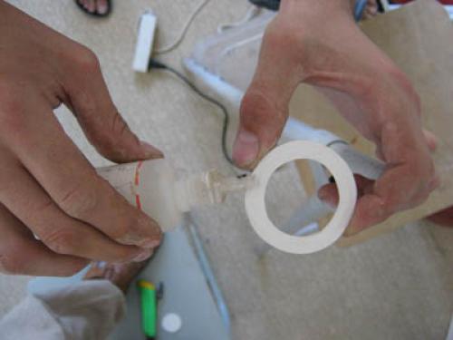 Можно ли добавить отверстия в натяжном потолке. Как при монтаже сделать отверстия под светильники