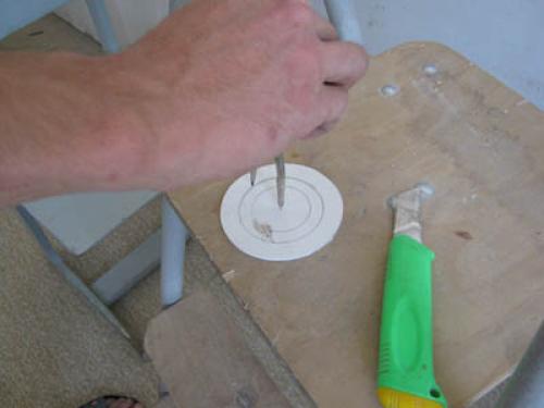 Можно ли добавить отверстия в натяжном потолке. Как при монтаже сделать отверстия под светильники