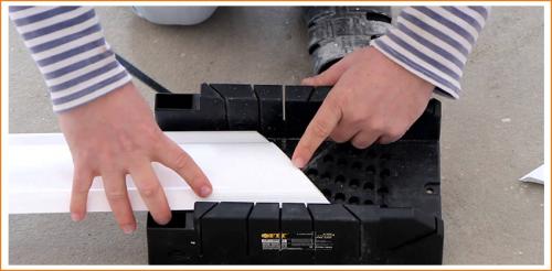 Как клеить потолочный плинтус в углах. Как вырезать угол потолочного галтеля (внутренний и внешний)