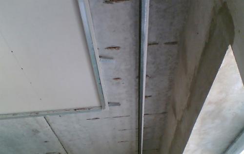 Как прикрепить карниз к потолку из гипсокартона. Крепеж с использованием закладной 05